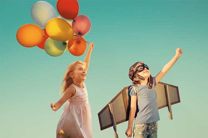 Boldog játszó kisfiú és kislány