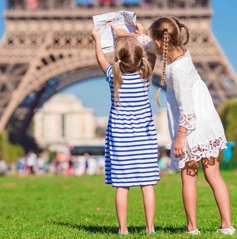 Két kislány térképpel a kezében az Eiffel toronynál