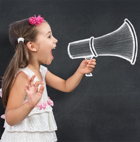 Kis lány egy rajzolt hangosbemondóval a kezében