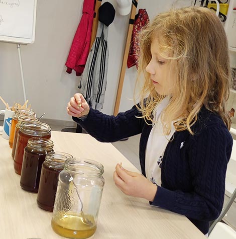 Kislány sok sok mézzel